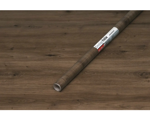 Rouleau de film décoratif aspect bois sur fond bois