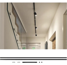 Couloir avec rail de plafond et balustrade en verre