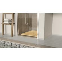 Badezimmer mit Dusche, Duschhocker, Handtüchern und Handtuchleiter