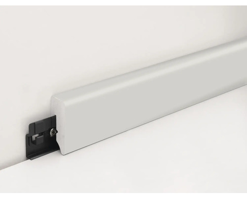 Sockelleiste mit Montageclip an Wand und Boden