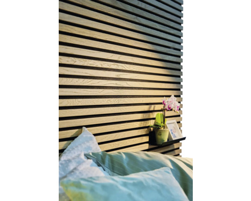 Handmuster zu Sonava Akustikpaneel Eiche Stockholm 3-seitig furniert naturgeölt 2600 x 520 x 21 mm Schlafzimmer mit Wandpaneelen, Nachttisch und Bett