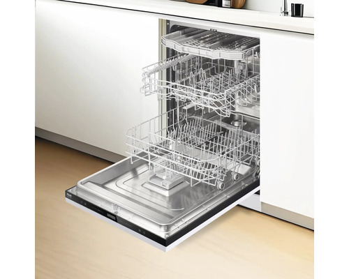 Geöffneter Geschirrspüler mit mehreren Spülkörben in einer modernen Küche