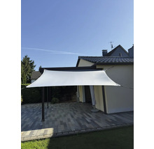 Sonnensegel über einer Terrasse mit Steinboden
