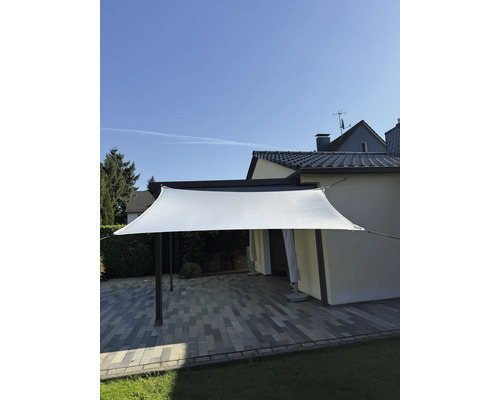 Sonnensegel über einer Terrasse mit Steinboden