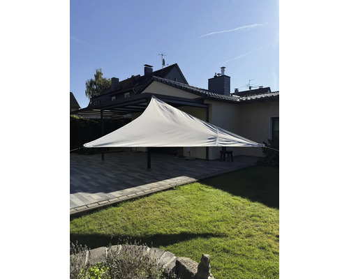 Sonnensegel auf Terrasse mit Rasenfläche