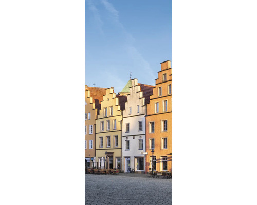 Historische Gebäude mit Giebeldächern und Außengastronomie