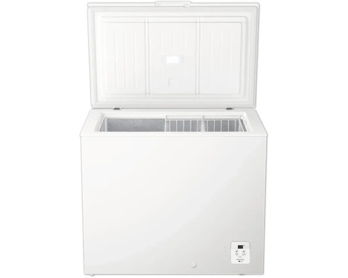 Offene weiße Gefriertruhe mit Körben