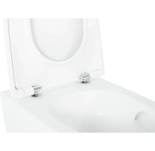 Detailansicht einer weißen WC-Keramik mit offenem WC-Sitz