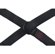 Croisement de deux bandes textiles noires avec un anneau