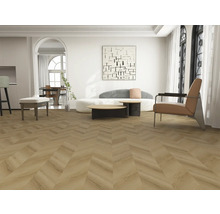 Pièce lumineuse avec parquet en chevrons, canapé, fauteuil et œuvre d'art