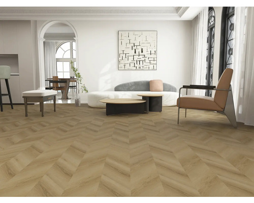 Pièce lumineuse avec parquet en chevrons, canapé, fauteuil et œuvre d'art