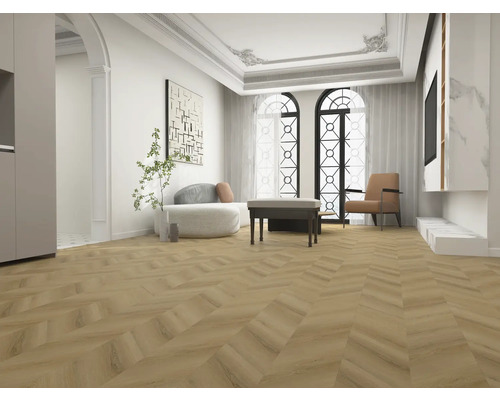 Salon lumineux avec parquet en chevrons, sièges et éléments décoratifs