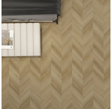 Chambre avec revêtement de sol à chevrons, lit et tabouret