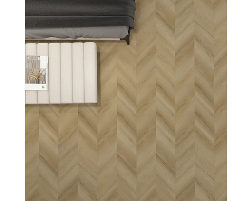 Chambre avec revêtement de sol à chevrons, lit et tabouret