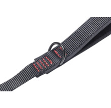 Vue détaillée d'une laisse pour chien en textile avec anneau métallique