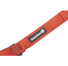 Gros plan d'un harnais pour chien en textile avec le logo Beeztees.