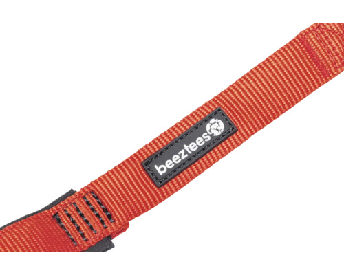 Gros plan d'un harnais pour chien en textile avec le logo Beeztees.