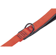 Vue détaillée d'un harnais pour chien en textile rouge avec anneau métallique