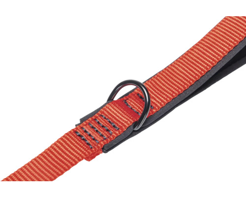 Vue détaillée d'un harnais pour chien en textile rouge avec anneau métallique