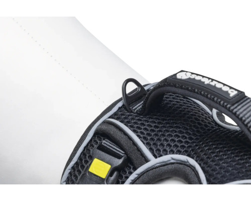 Gros plan d'un harnais pour chien avec point de fixation et logo Beeztees.