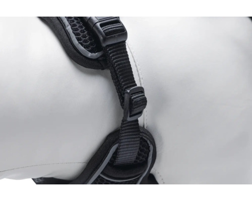 Vue détaillée d'un harnais pour chien noir avec sangles réglables