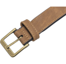 Detailansicht eines braunen Ledergürtels mit Metallschnalle