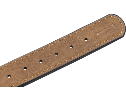 Nahaufnahme eines Ledergürtels mit Löchern und dem Logo der Firma baezieees