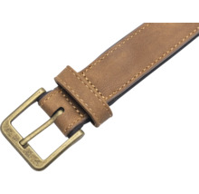 Brauner Ledergürtel mit Metallschnalle