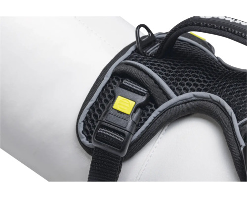 Vue détaillée d'un harnais pour chien noir avec fermeture jaune