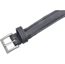 Schwarzer Gürtel mit silberfarbener Schnalle