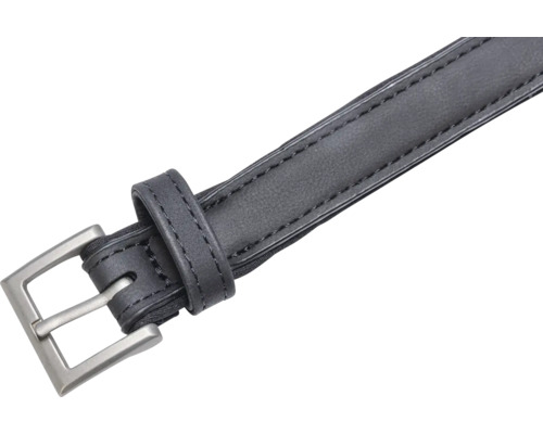 Schwarzer Gürtel mit silberfarbener Schnalle