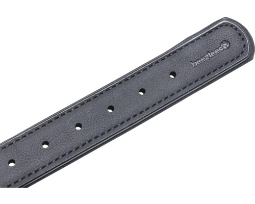 Detailansicht eines Tierhalsbands aus Leder mit Löchern und dem Beeztees Logo