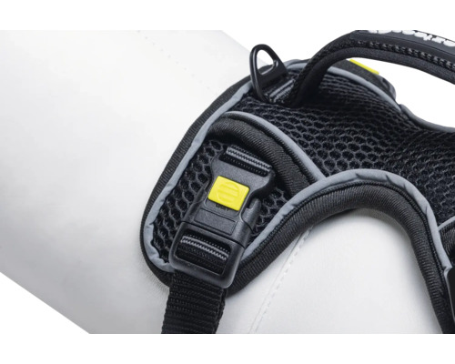 Detailansicht eines schwarzen Hundegeschirrs mit gelbem Verschluss