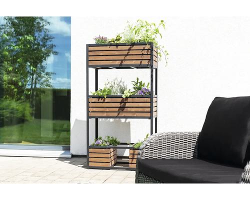 Hochbeetregal mit bepflanzten Holzkästen auf einer Terrasse