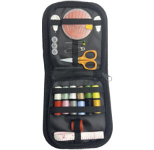 Kit de couture avec aiguilles, fil, ciseaux et mètre ruban dans une trousse zippée