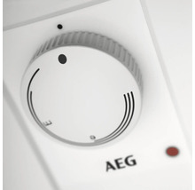 Nahaufnahme eines runden, weißen Drehreglers mit Markierungen auf einem Gerät mit AEG Logo.