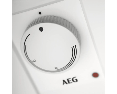 Nahaufnahme eines runden, weißen Drehreglers mit Markierungen auf einem Gerät mit AEG Logo.