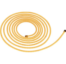 Tuyau d'arrosage en plastique enroulé