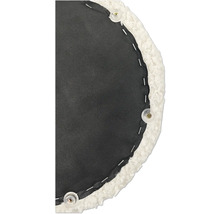 Detailansicht eines runden Kissens mit Textilbezug, befestigt mit Klammern