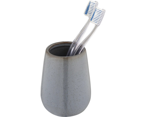 Zahnbürsten in grauem Zahnputzbecher