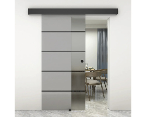 Glasschiebetür mit horizontalen Streifen und Beschlägen vor einem Essbereich