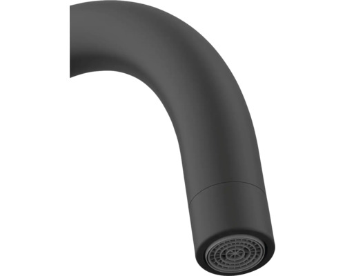 Gros plan du bec d'un robinet noir