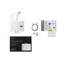 Chauffe-eau instantané compact AEG avec accessoires de montage et étiquette énergétique.
