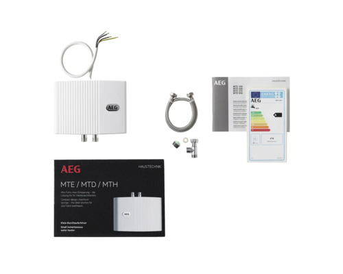 Chauffe-eau instantané compact AEG avec accessoires de montage et étiquette énergétique.