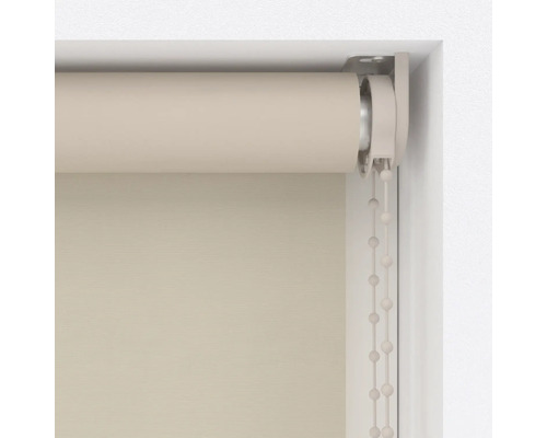 Beige Rollos mit Kettenzug im Fensterrahmen