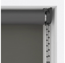 Graues Rollo mit Kettenzug am Fenster