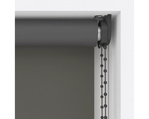 Graues Rollo mit Kettenzug am Fenster