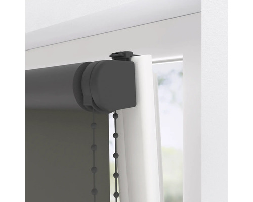 Detailansicht eines Rollos am Fenster