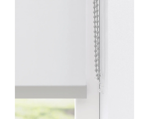 Nahaufnahme eines weißen Rollos mit Kettenzug zur Fensterdekoration