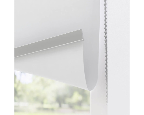 Rollo mit Kettenzug am Fenster